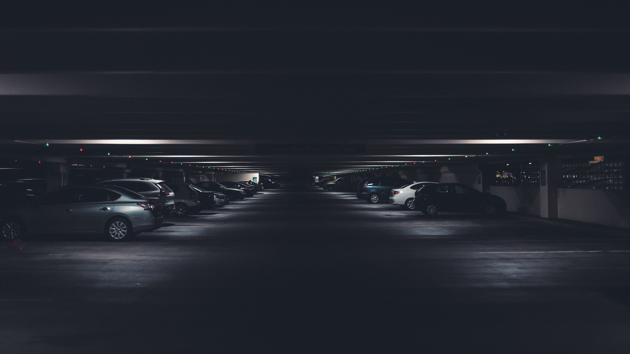 Modernes Parkhaus mit Fahrzeugen - ErsatzteilPartner24